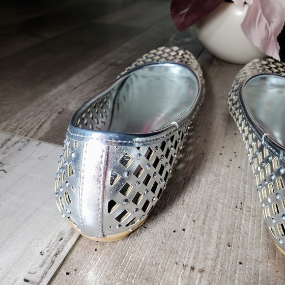 NWT Kenneth Cole Reaction Silver Metallic Sparkle Lattice Ballet Flats Women's - Picture 11 of 15
